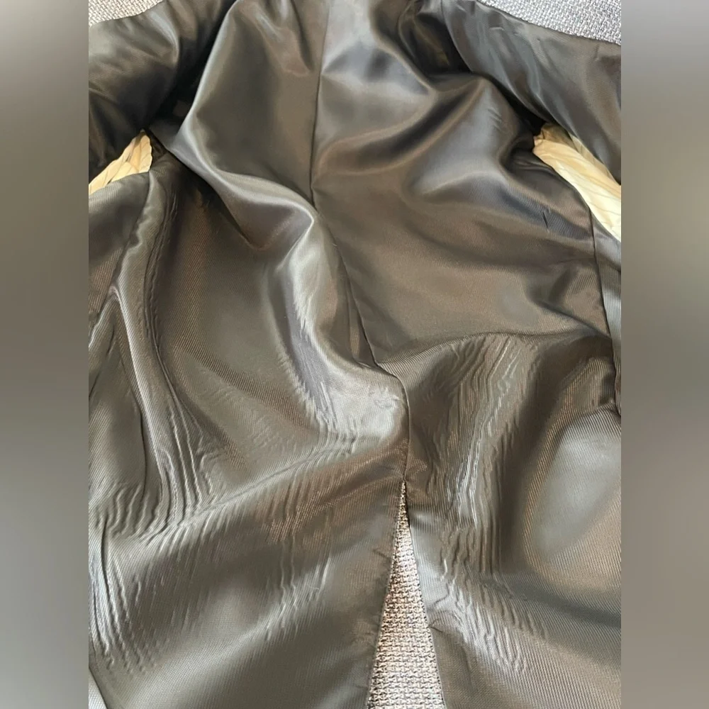 🔥‼️Norm Thompson 40R 100% silk men’s jacket/blazer. Excellent quality clothier!